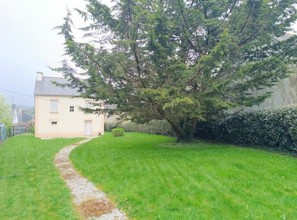 29970 Trégourez maison de bourg charmante avec 3  chambres , pas de vis à vis, joli jardin