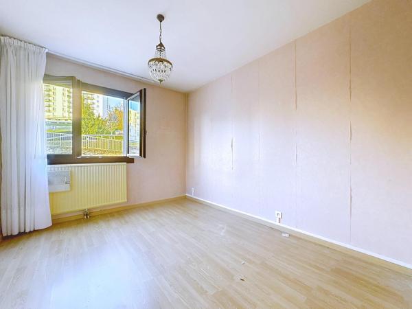 Les Tourettes, T4 traversant, balcons et vue Vercors, stationnements, ascenseur, calme