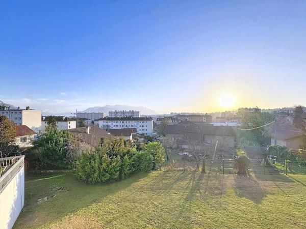 Les Tourettes, T4 traversant, balcons et vue Vercors, stationnements, ascenseur, calme