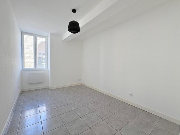À LOUER SUPERBE APPARTEMENT MEUBLÉ AU COEUR DE COUSANCE (39) proche Lons-le-Saunier