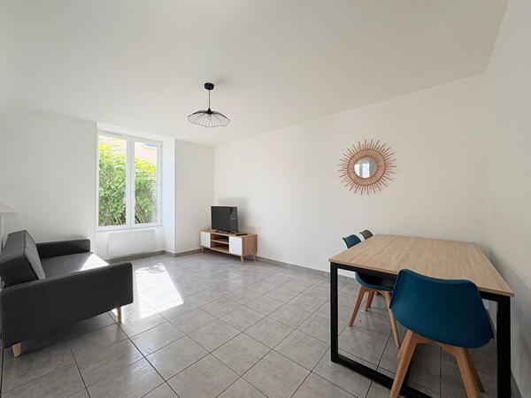 À LOUER SUPERBE APPARTEMENT MEUBLÉ AU COEUR DE COUSANCE (39) proche Lons-le-Saunier