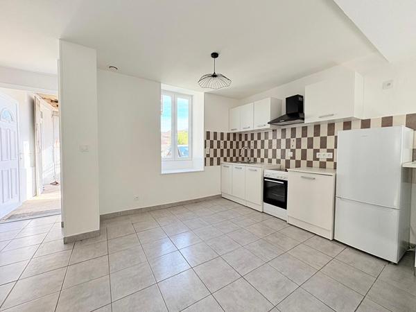 À LOUER SUPERBE APPARTEMENT MEUBLÉ AU COEUR DE COUSANCE (39) proche Lons-le-Saunier