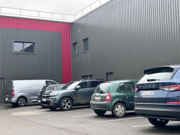 BOURG SUD - SORTIE D'AUTOROUTE - BUREAUX NEUFS À LOUER
