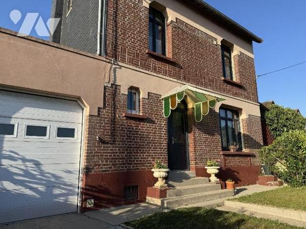 EU
A proximité des commerces, jolie maison en briques comprenant:
Au rez-de-chaussée: une ent...
