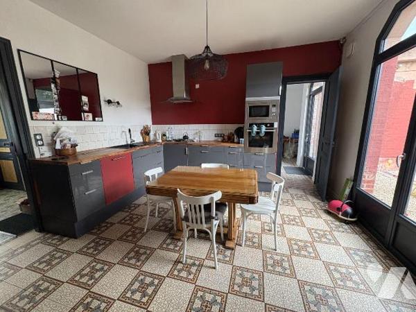 EU
A proximité des commerces, jolie maison en briques comprenant:
Au rez-de-chaussée: une ent...