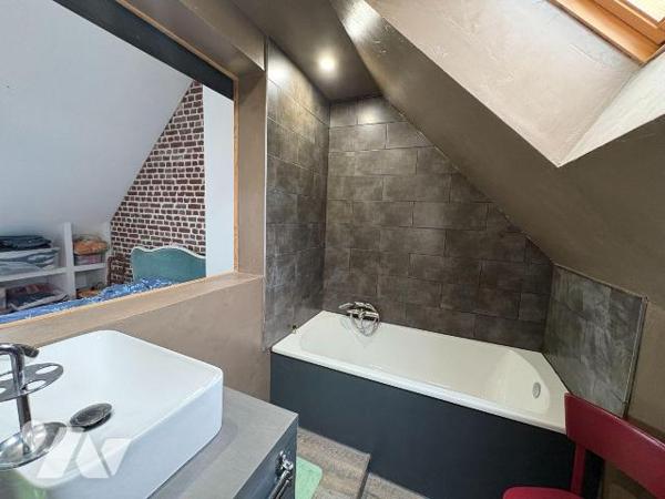 EU
A proximité des commerces, jolie maison en briques comprenant:
Au rez-de-chaussée: une ent...