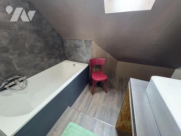 EU
A proximité des commerces, jolie maison en briques comprenant:
Au rez-de-chaussée: une ent...