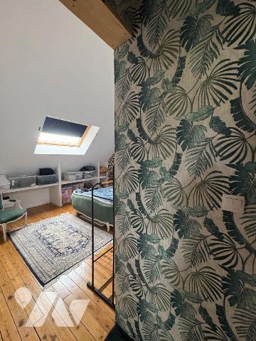 EU
A proximité des commerces, jolie maison en briques comprenant:
Au rez-de-chaussée: une ent...