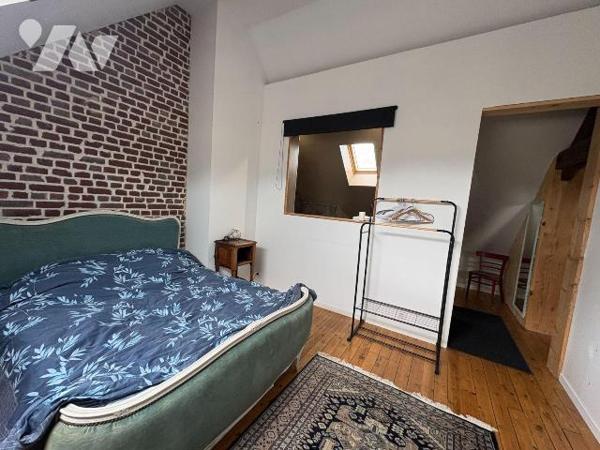 EU
A proximité des commerces, jolie maison en briques comprenant:
Au rez-de-chaussée: une ent...