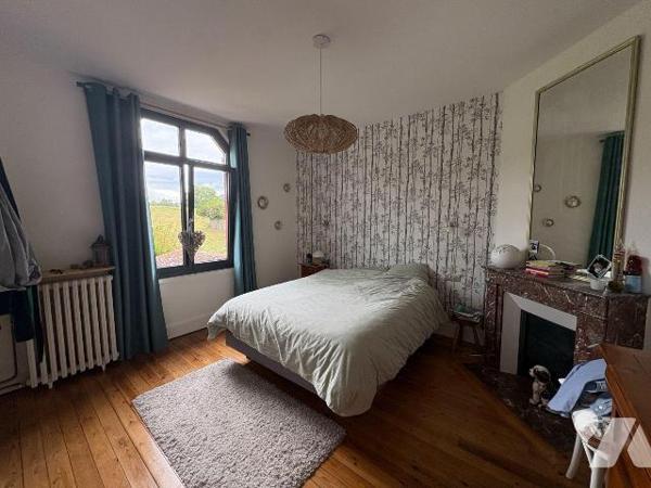 EU
A proximité des commerces, jolie maison en briques comprenant:
Au rez-de-chaussée: une ent...