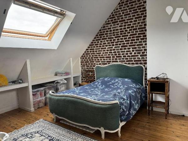 EU
A proximité des commerces, jolie maison en briques comprenant:
Au rez-de-chaussée: une ent...