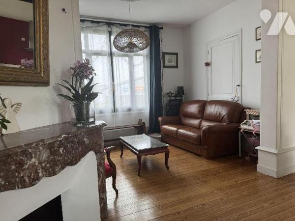 EU
A proximité des commerces, jolie maison en briques comprenant:
Au rez-de-chaussée: une ent...