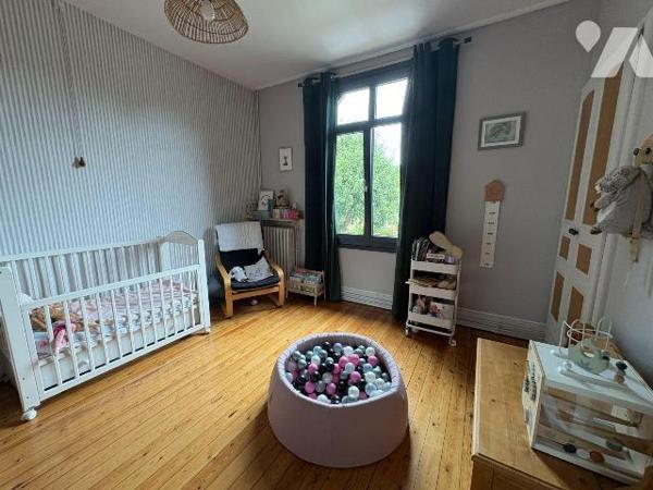 EU
A proximité des commerces, jolie maison en briques comprenant:
Au rez-de-chaussée: une ent...