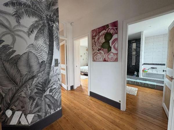 EU
A proximité des commerces, jolie maison en briques comprenant:
Au rez-de-chaussée: une ent...