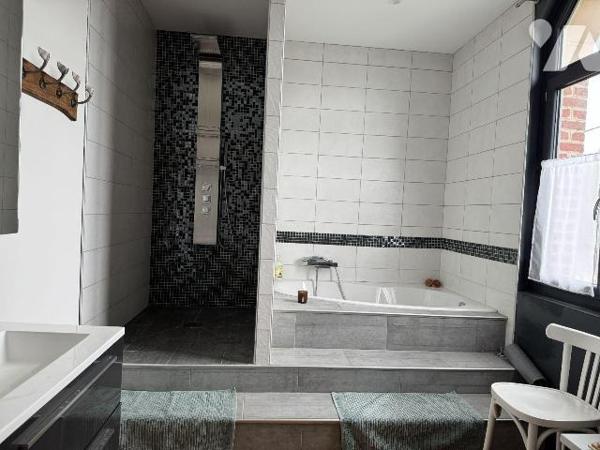 EU
A proximité des commerces, jolie maison en briques comprenant:
Au rez-de-chaussée: une ent...