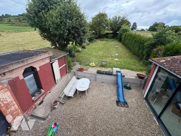 EU
A proximité des commerces, jolie maison en briques comprenant:
Au rez-de-chaussée: une ent...