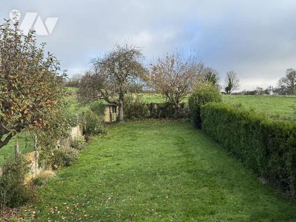 EU
A proximité des commerces, jolie maison en briques comprenant:
Au rez-de-chaussée: une ent...