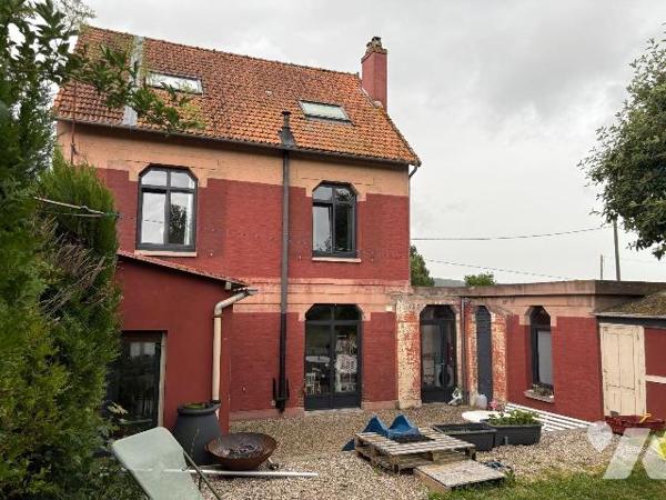 EU
A proximité des commerces, jolie maison en briques comprenant:
Au rez-de-chaussée: une ent...