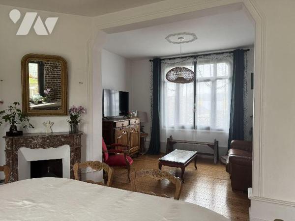 EU
A proximité des commerces, jolie maison en briques comprenant:
Au rez-de-chaussée: une ent...