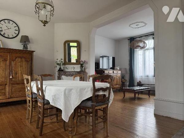 EU
A proximité des commerces, jolie maison en briques comprenant:
Au rez-de-chaussée: une ent...