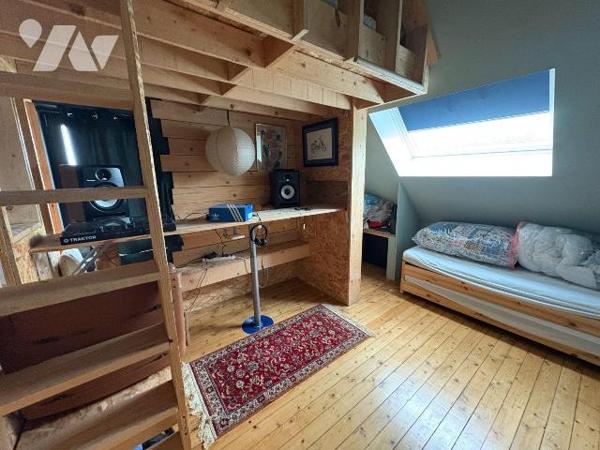 EU
A proximité des commerces, jolie maison en briques comprenant:
Au rez-de-chaussée: une ent...