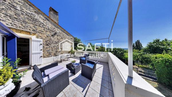 Maison en pierre avec terrasse et vue dégagée