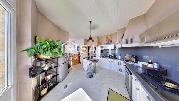Maison en pierre avec terrasse et vue dégagée