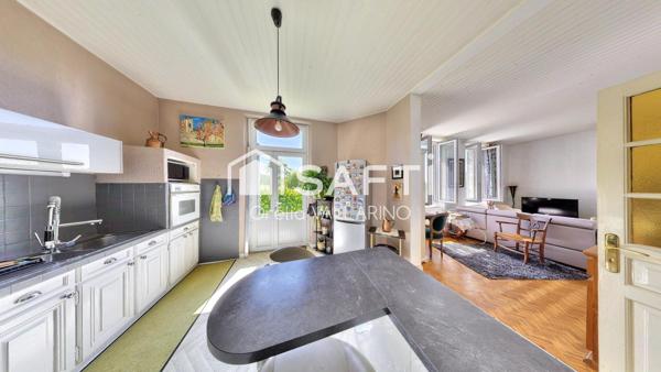 Maison en pierre avec terrasse et vue dégagée