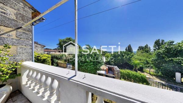 Maison en pierre avec terrasse et vue dégagée