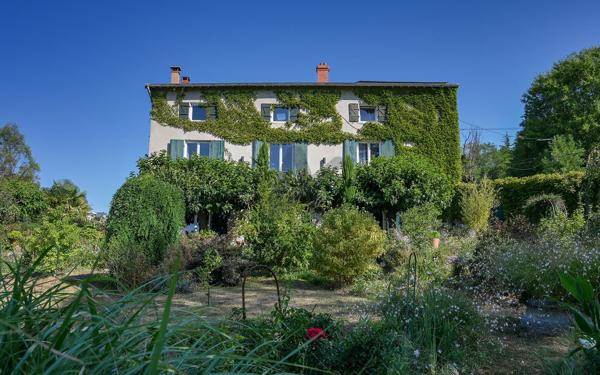 Limonest, Demeure bourgeoise du XIXème siècle de 349 m² dans son écrin de verdure