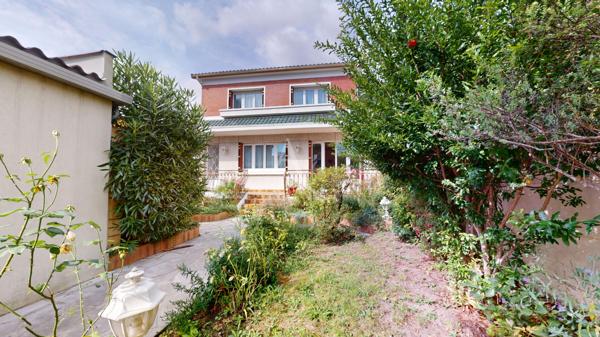 BONDY, Maison spacieuse avec garage atelier, jardin et fort potentiel- Quartier Coquetiers