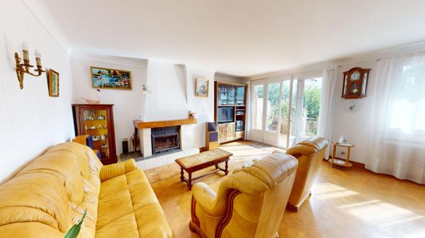 BONDY, Maison spacieuse avec garage atelier, jardin et fort potentiel- Quartier Coquetiers