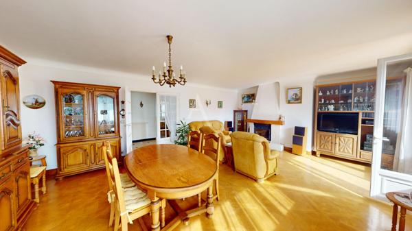 BONDY, Maison spacieuse avec garage atelier, jardin et fort potentiel- Quartier Coquetiers