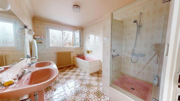 BONDY, Maison spacieuse avec garage atelier, jardin et fort potentiel- Quartier Coquetiers