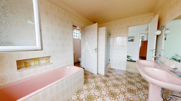 BONDY, Maison spacieuse avec garage atelier, jardin et fort potentiel- Quartier Coquetiers