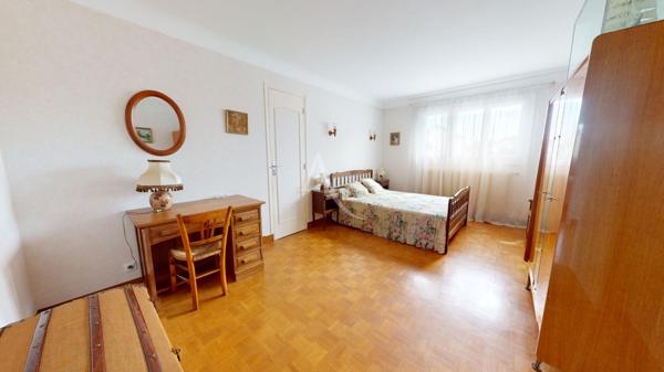 BONDY, Maison spacieuse avec garage atelier, jardin et fort potentiel- Quartier Coquetiers