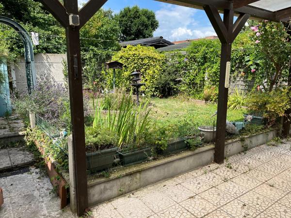 Maison semi individuelle avec jardin en fond d'impasse avec garage