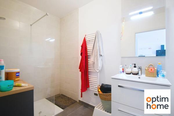 APPARTEMENT PLAIN PIED 50M2 ENVIRON - TERRASSE - PLACE DE PARKING PRIVATIVE - VENDU MEUBLE