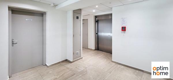 APPARTEMENT PLAIN PIED 50M2 ENVIRON - TERRASSE - PLACE DE PARKING PRIVATIVE - VENDU MEUBLE