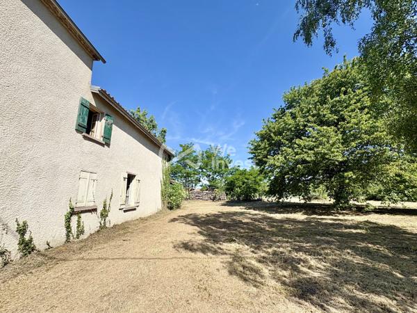 Propriété à rénover avec dépendances et terrain.