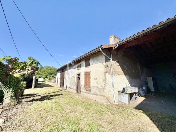 Propriété à rénover avec dépendances et terrain.