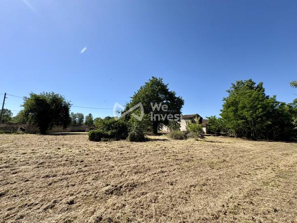 Propriété à rénover avec dépendances et terrain.