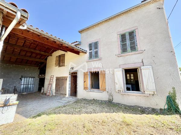 Propriété à rénover avec dépendances et terrain.