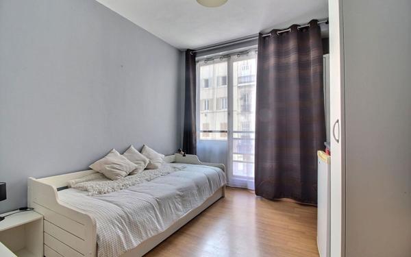 Appartement à louer    1 pièce •  Marseille 6