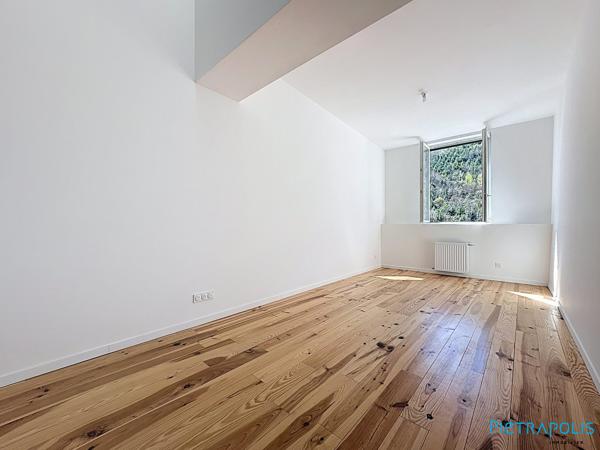 BEL APPARTEMENT T3 AVEC DE BEAUX VOLUMES DANS UNE COPROPRIETE AVEC ASCENSEUR