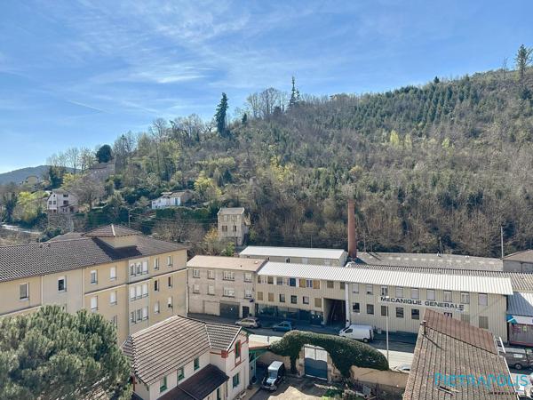 BEL APPARTEMENT T3 AVEC DE BEAUX VOLUMES DANS UNE COPROPRIETE AVEC ASCENSEUR