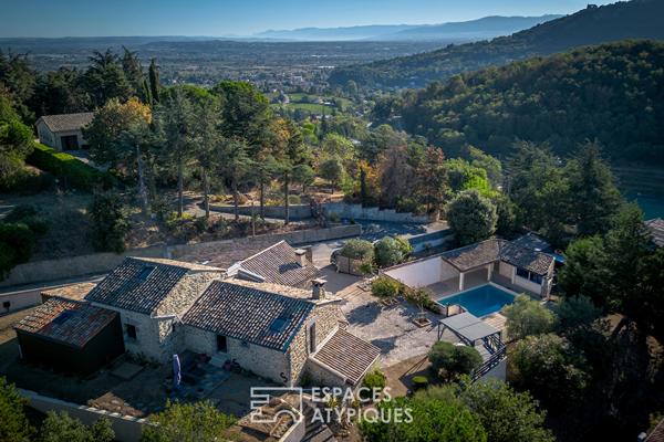 Maison en pierre avec piscine et vue panoramique