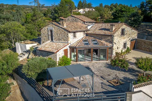 Maison en pierre avec piscine et vue panoramique