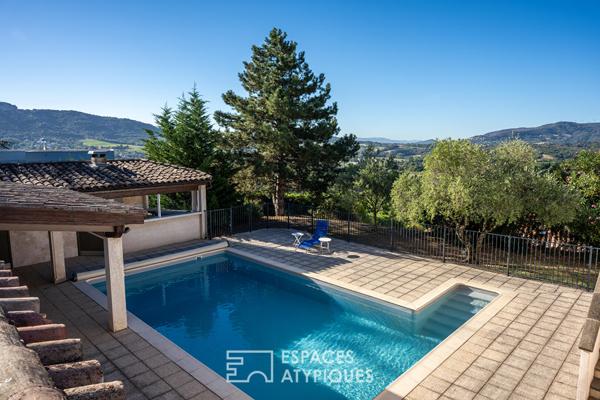 Maison en pierre avec piscine et vue panoramique