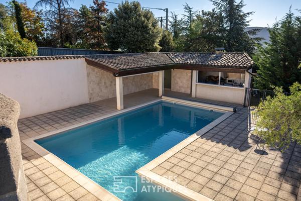 Maison en pierre avec piscine et vue panoramique